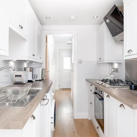 Holiday home Beta House By Night Stay: Contractors Sleeps 9 Birmingham