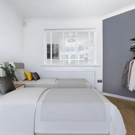 Beta House By Night Stay: Contractors Sleeps 9 Birmingham