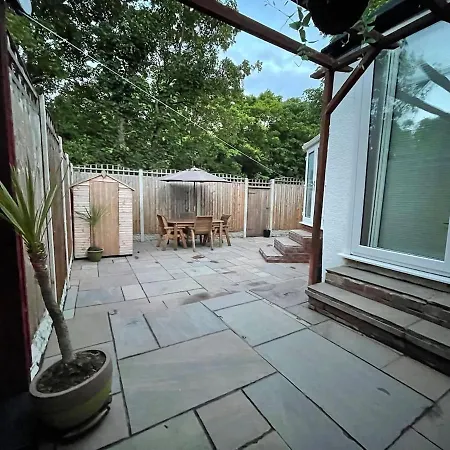 Beta House By Night Stay: Contractors Sleeps 9 Birmingham
