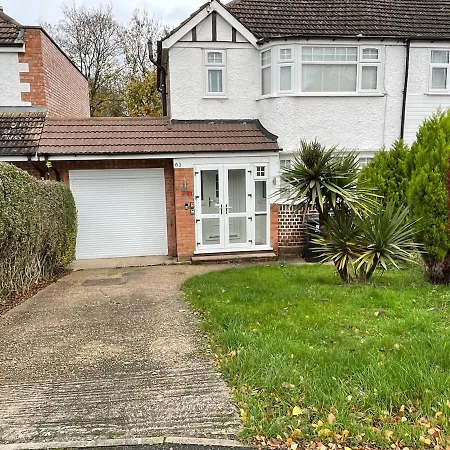 Beta House By Night Stay: Contractors Sleeps 9 Holiday home Birmingham
