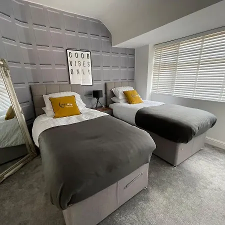 Beta House By Night Stay: Contractors Sleeps 9 *