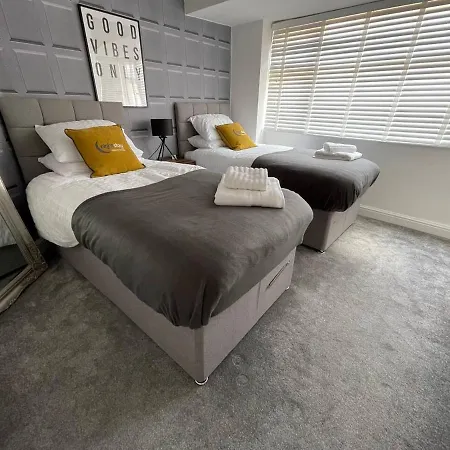 Beta House By Night Stay: Contractors Sleeps 9 Birmingham