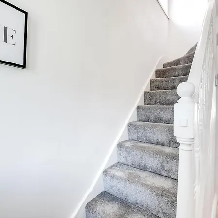 Beta House By Night Stay: Contractors Sleeps 9 Holiday home