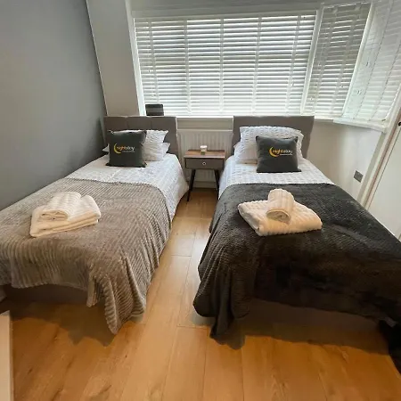 Beta House By Night Stay: Contractors Sleeps 9 Holiday home *