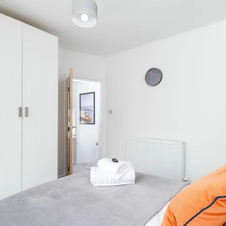 Beta House By Night Stay: Contractors Sleeps 9 Birmingham