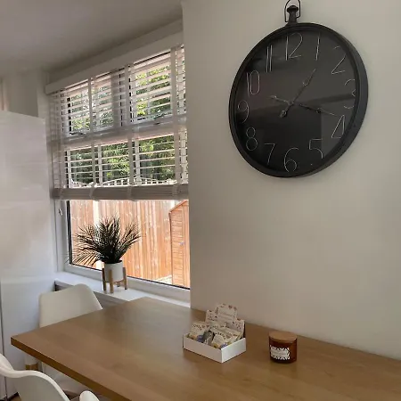 Beta House By Night Stay: Contractors Sleeps 9 Birmingham