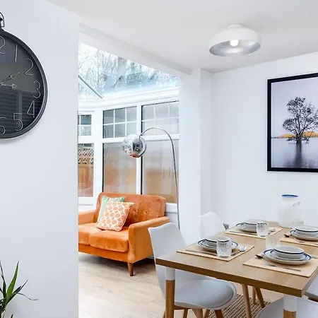 Beta House By Night Stay: Contractors Sleeps 9 Birmingham