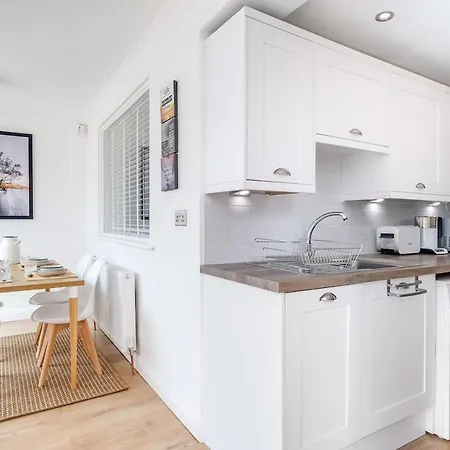 Holiday home Beta House By Night Stay: Contractors Sleeps 9 Birmingham