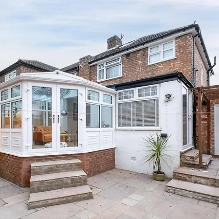 Beta House By Night Stay: Contractors Sleeps 9 Holiday home Birmingham