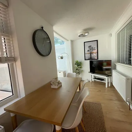 Beta House By Night Stay: Contractors Sleeps 9