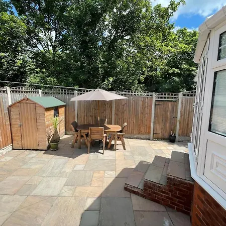 Holiday home Beta House By Night Stay: Contractors Sleeps 9 Birmingham